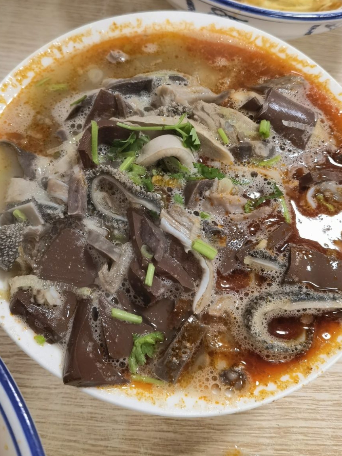 绥德羊杂碎:      羊杂碎素来有"一碗杂碎,半碗文化"的说法,关于羊杂