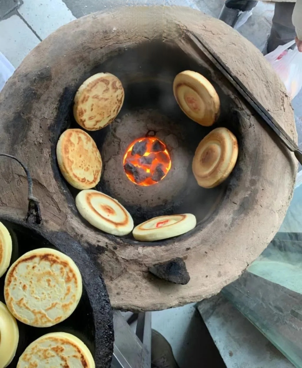 干炉是镇川独有的未发酵的烧饼,吃着"嘎嘣"脆,有淡淡