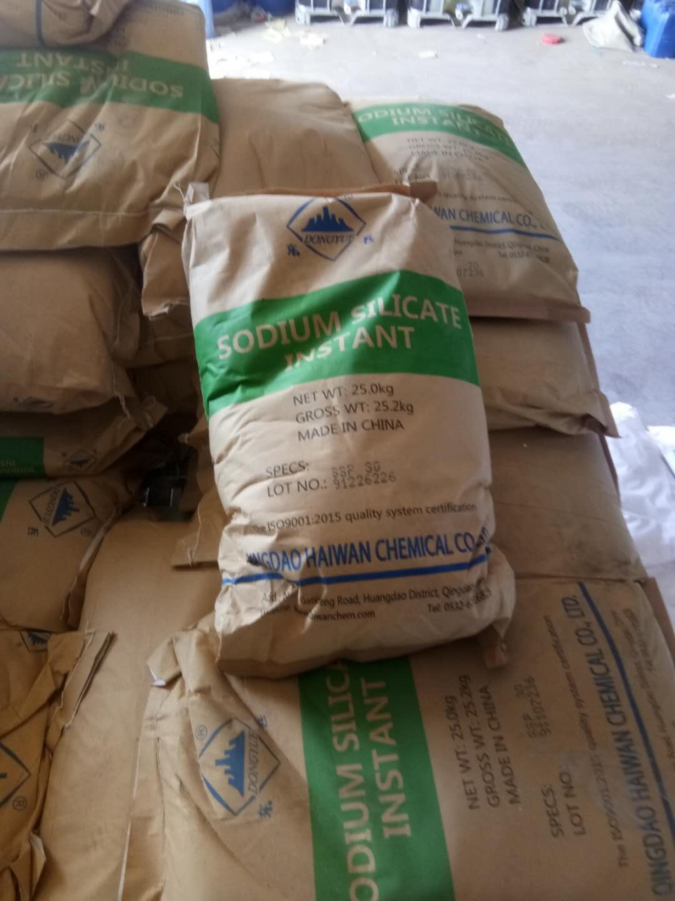 速溶粉状硅酸钠又称速溶泡花碱,水合硅酸钠.