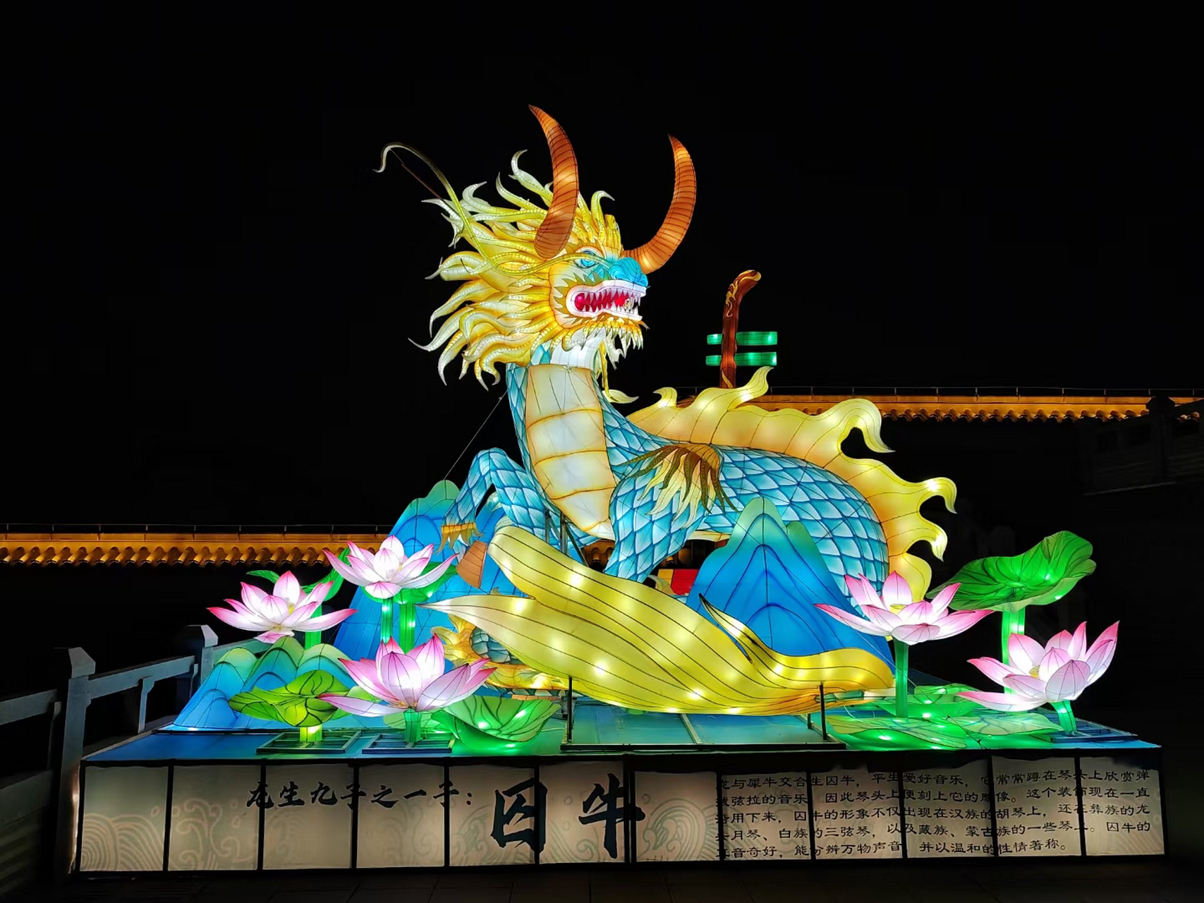 在璀璨光影的编织下,我们精研彩灯与花灯的匠心制作,每一盏都承载着对