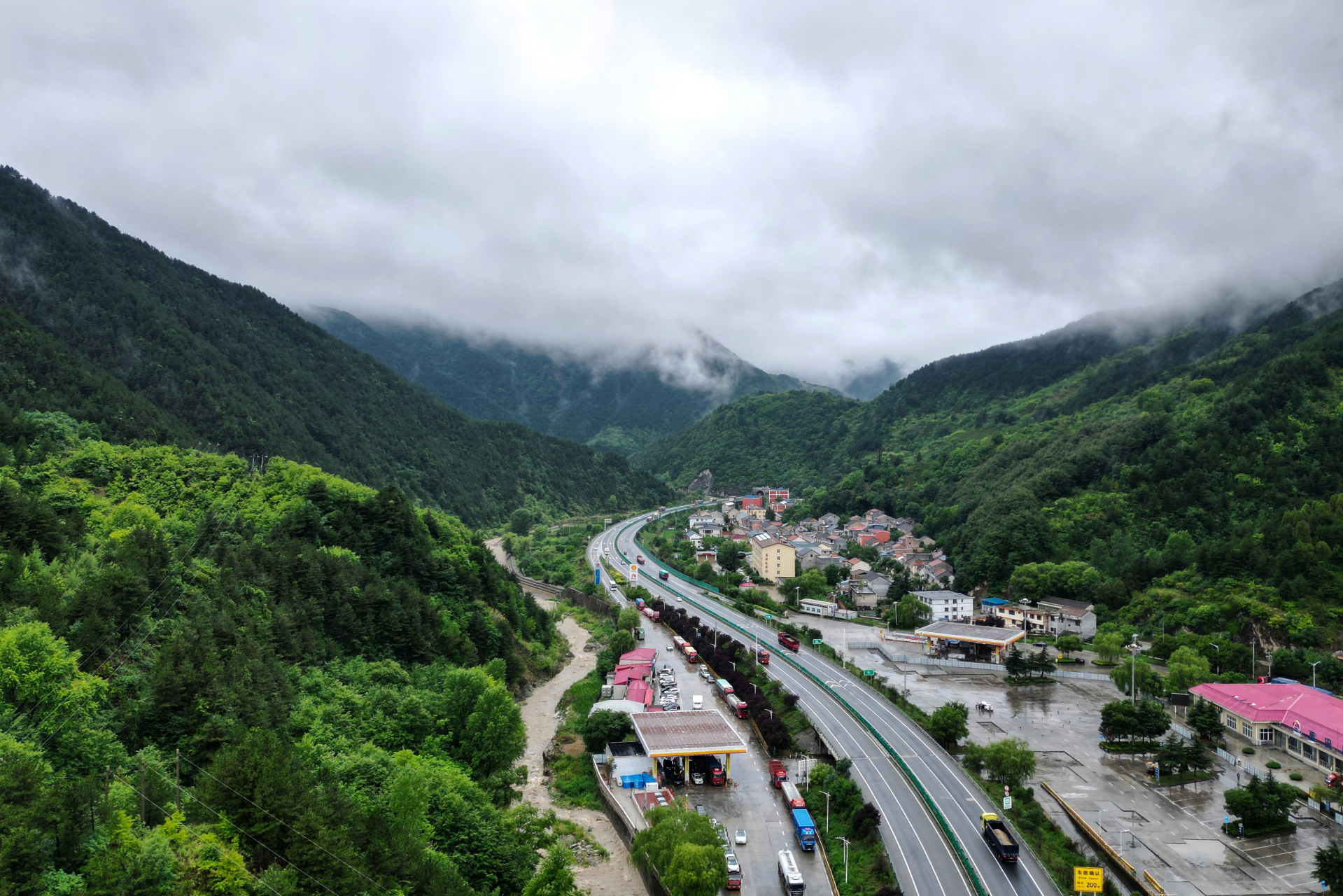 银高速路过蓝田葛牌镇草坪村,在服务区飞了下无人机,航拍镜头下的秦岭