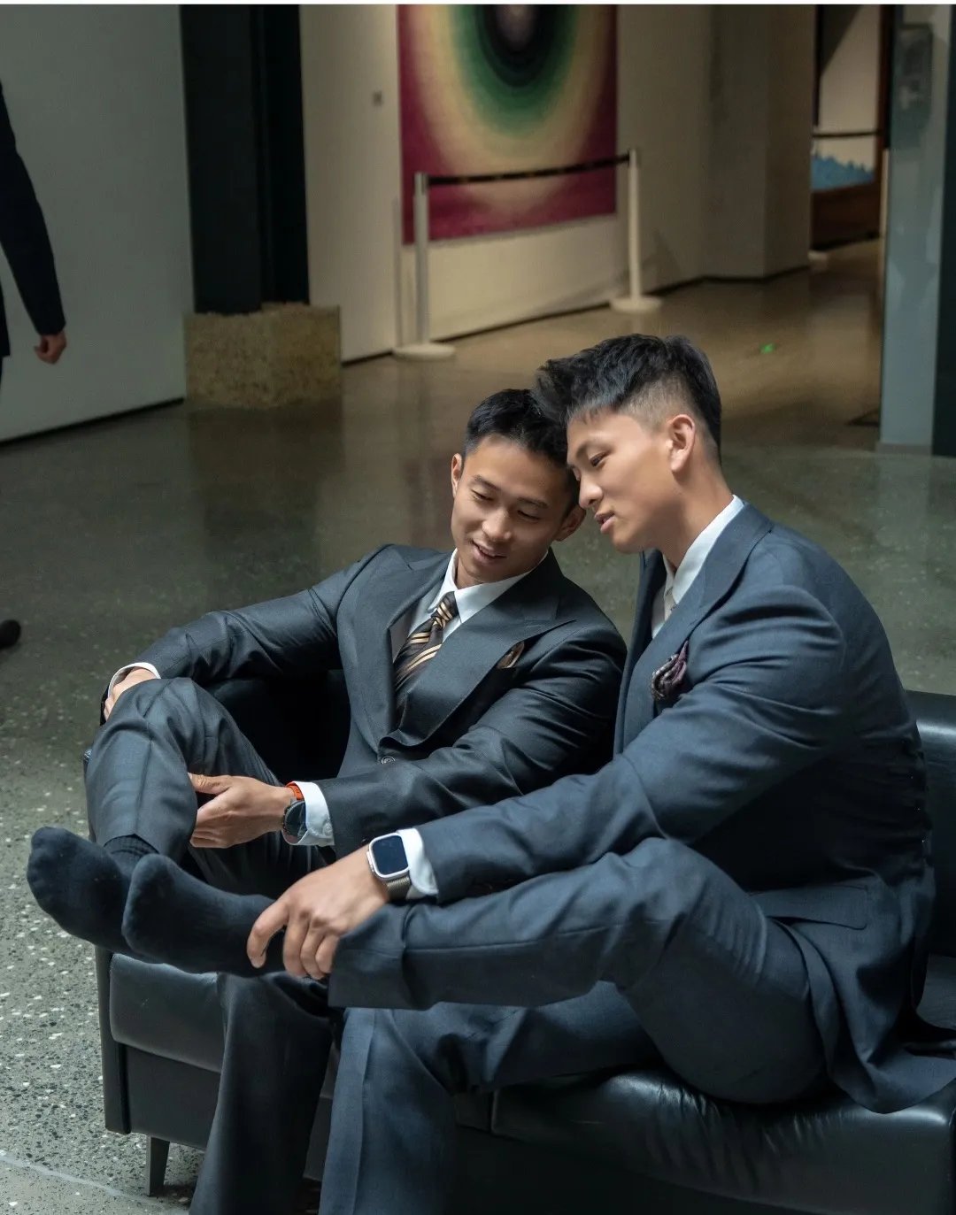 办案 带着另外一个男的 剧照西装男officegaymen剧情介绍两个男同志
