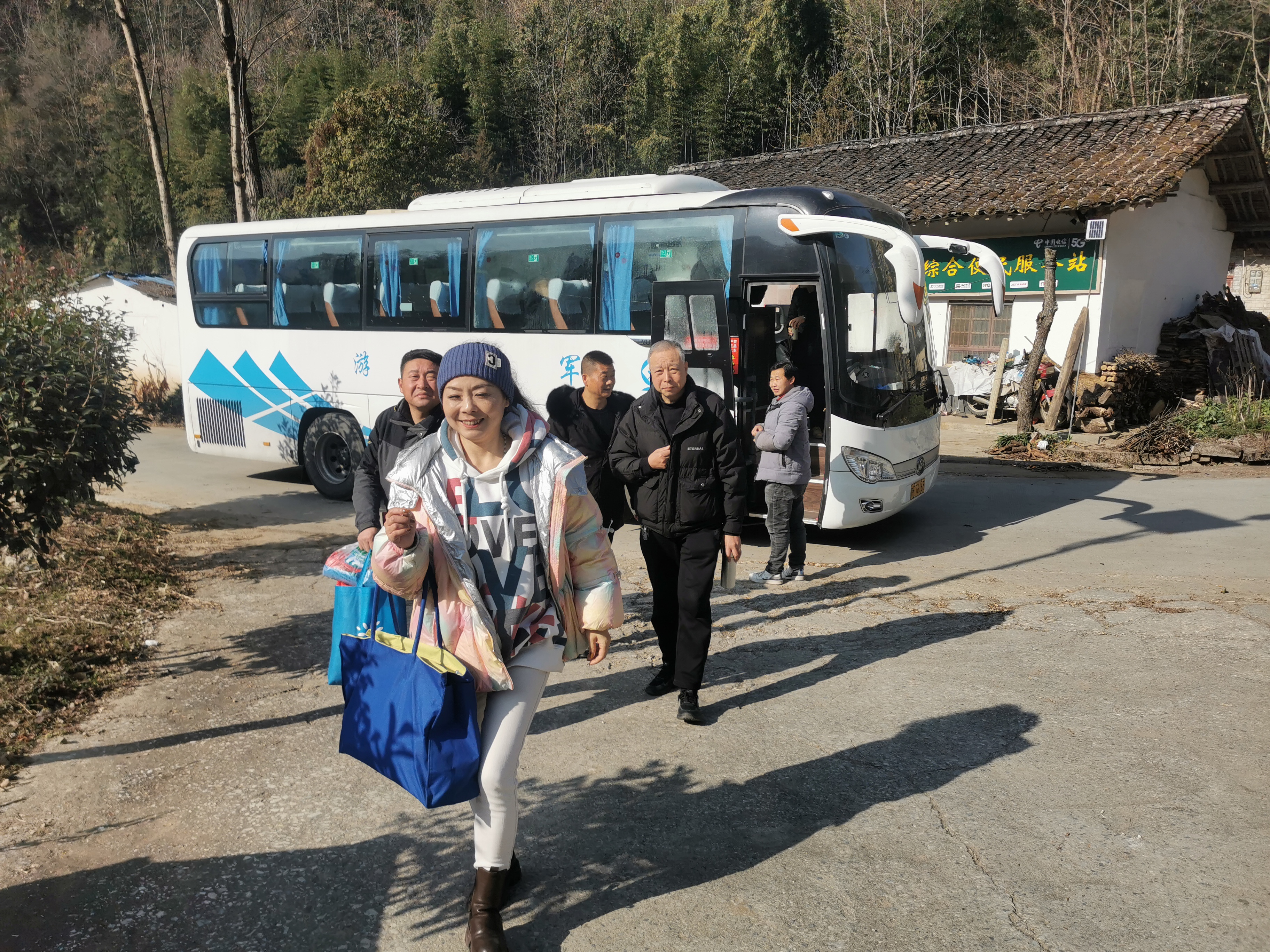 汉中市戏剧家协会"文艺六进"赴洋县槐树关镇月蔡村开展"冬季送温暖"