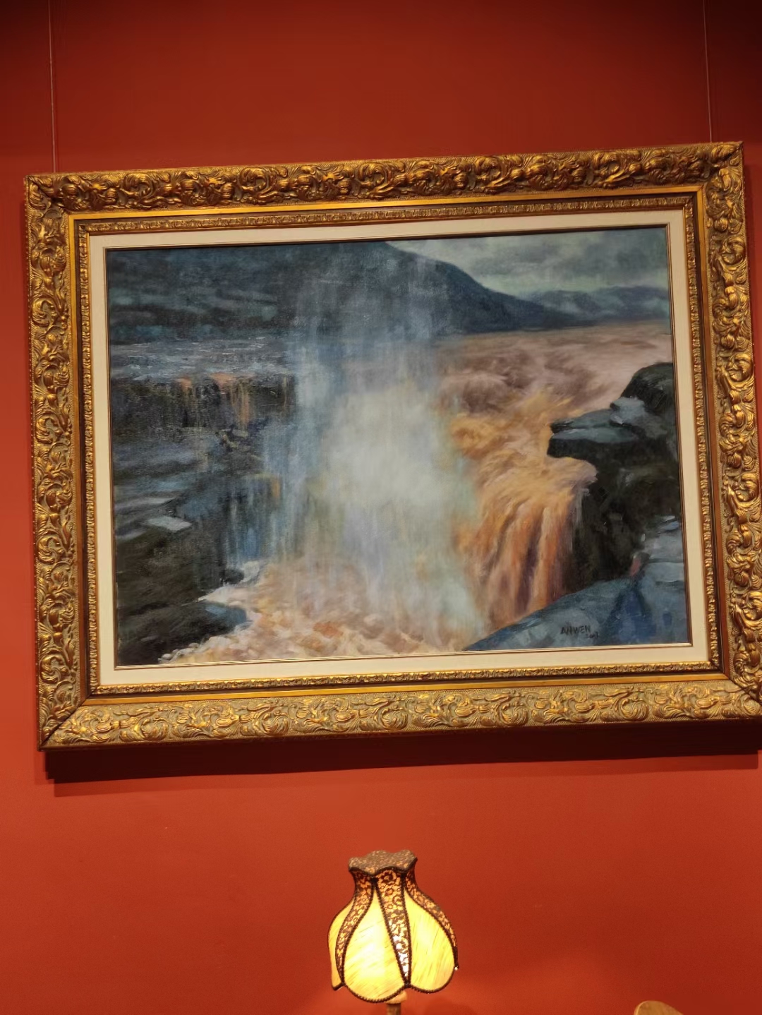 到达后妻子先下车,当我把车停好进入自动取款机亭