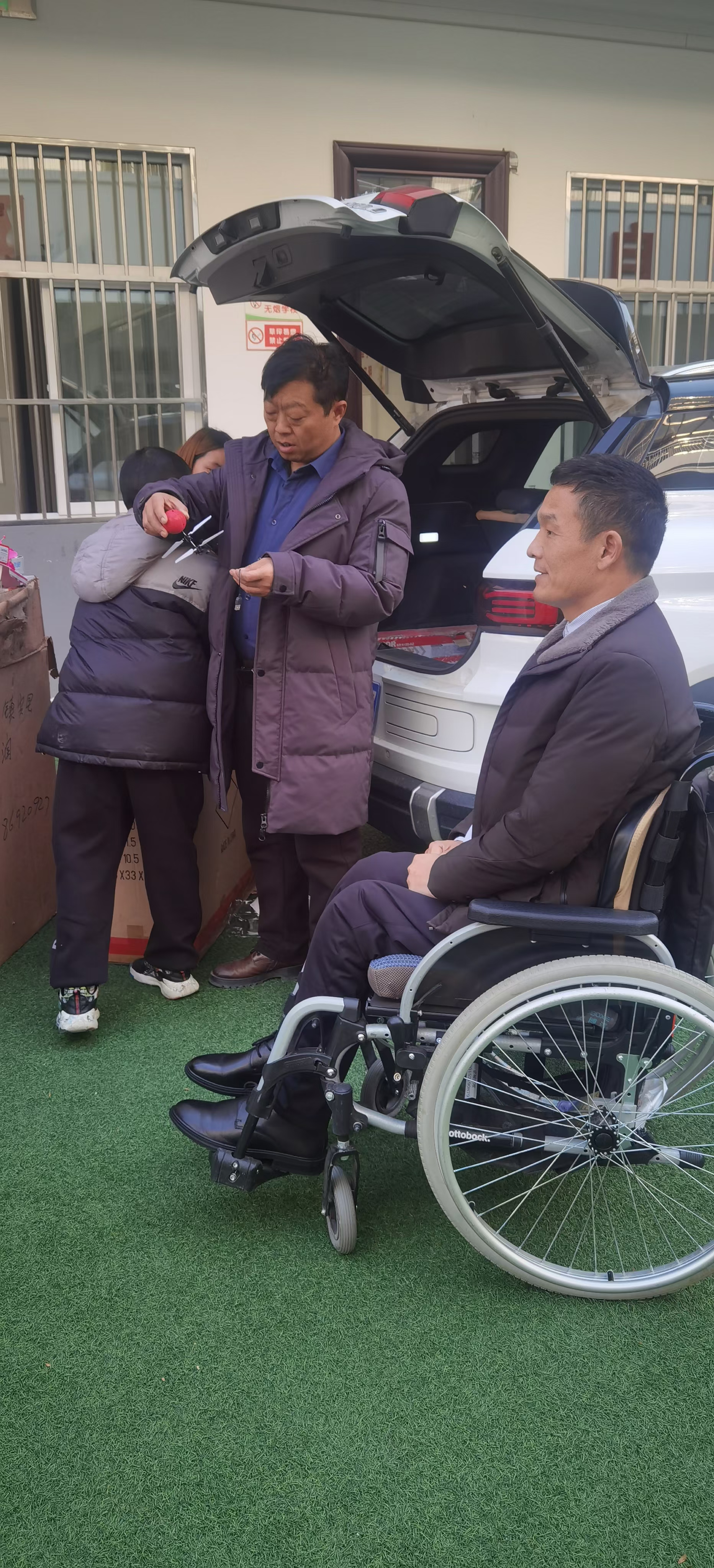 【政协委员走基层】:今天中国好人马华携手王润老师,在志愿者王建立