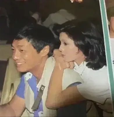 这是翁美玲和曾江的合影照,那时候的他们好年轻啊.