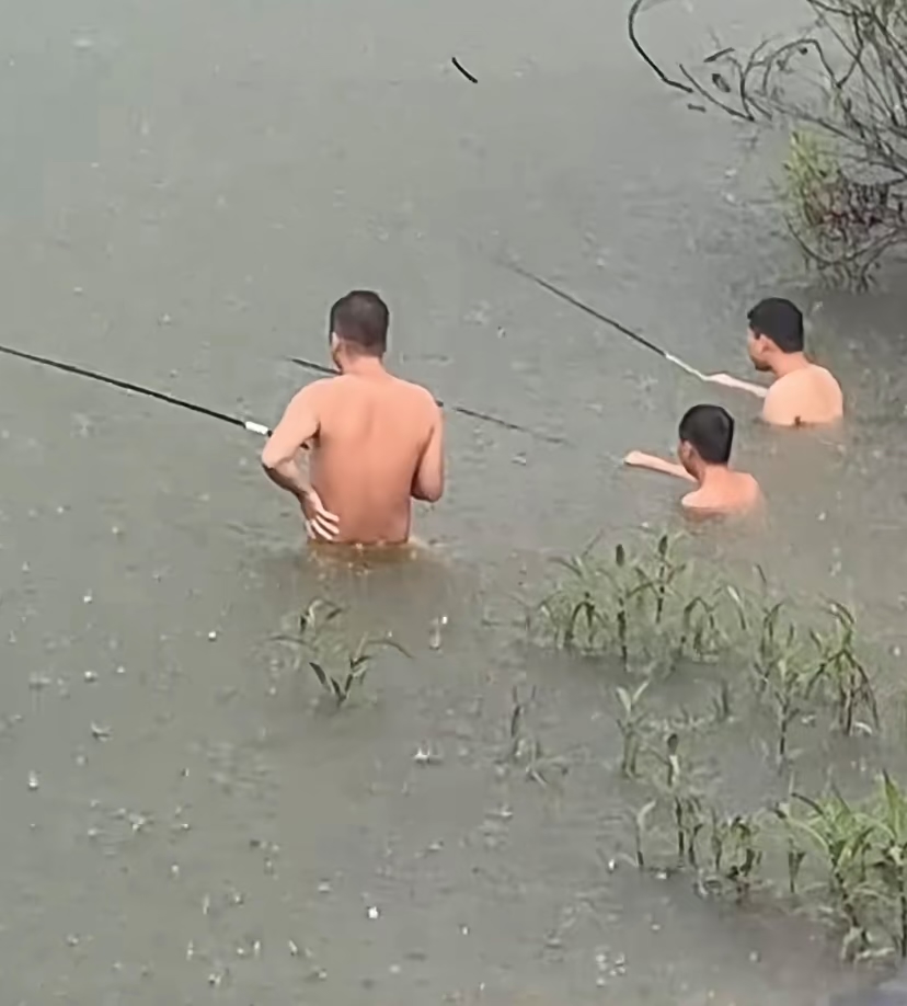 风雨无阻：女子足球亚锦赛在下雨天展开