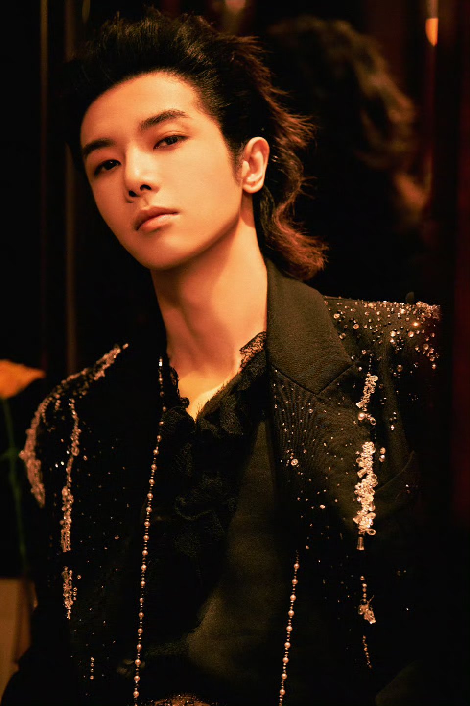 华晨宇舞台风格独特前卫,有创新有内容,但是不是大众常见的苦情歌