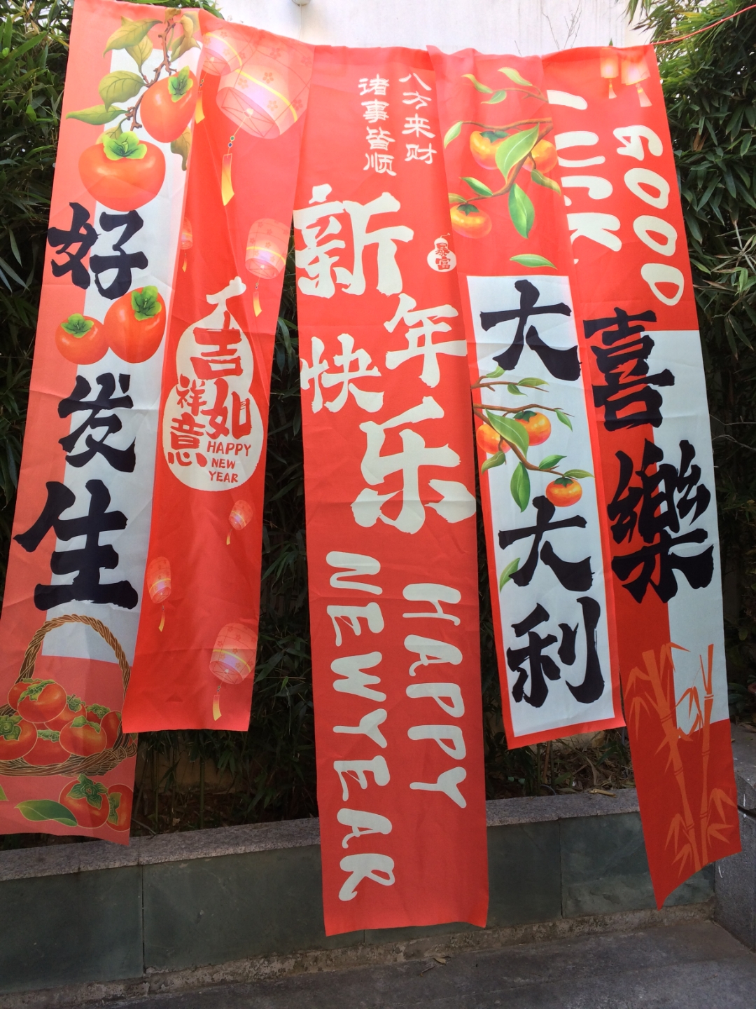 的就进行新春节庆布置,生意反而不如往日,但好歹装点了大街小巷的气氛