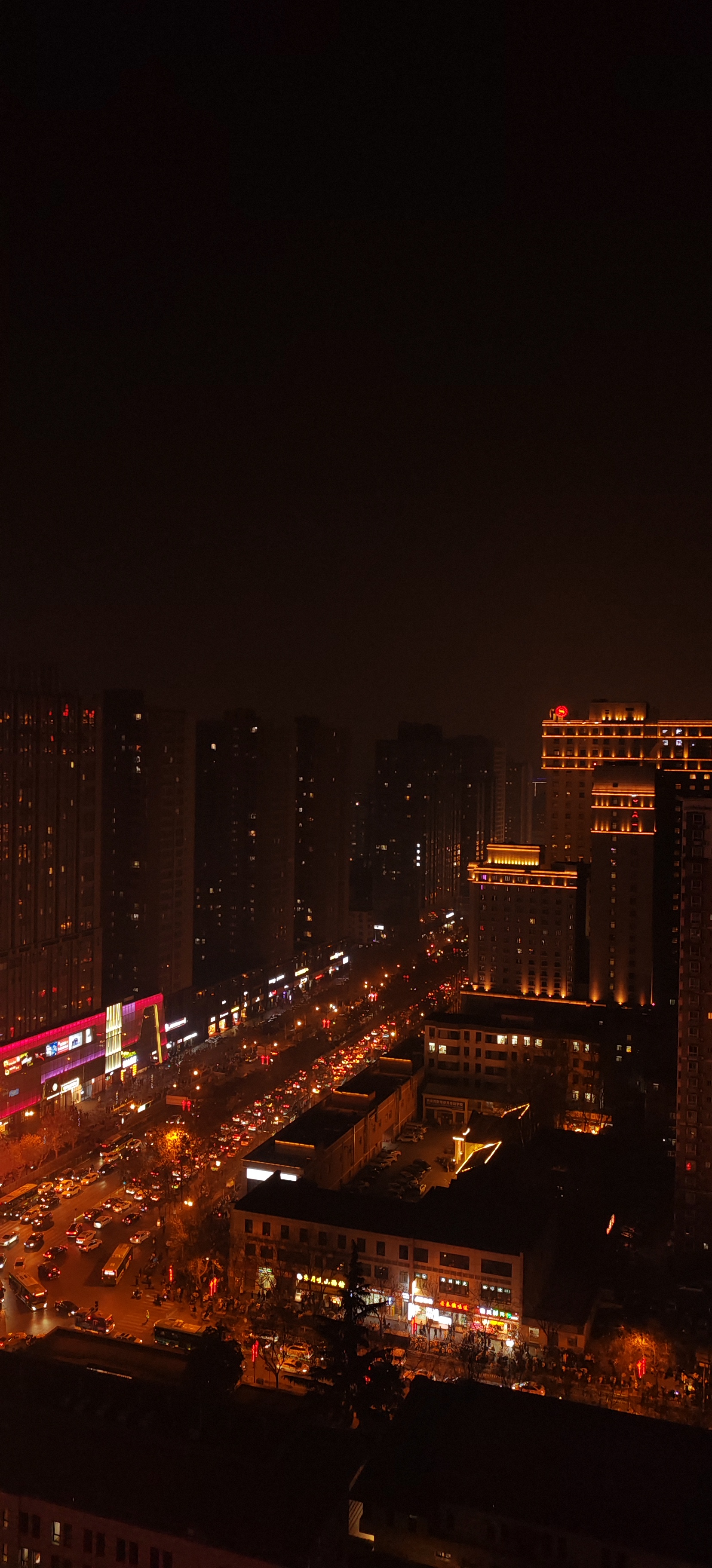 夜晚的城市,高楼耸立,灯光璀璨.