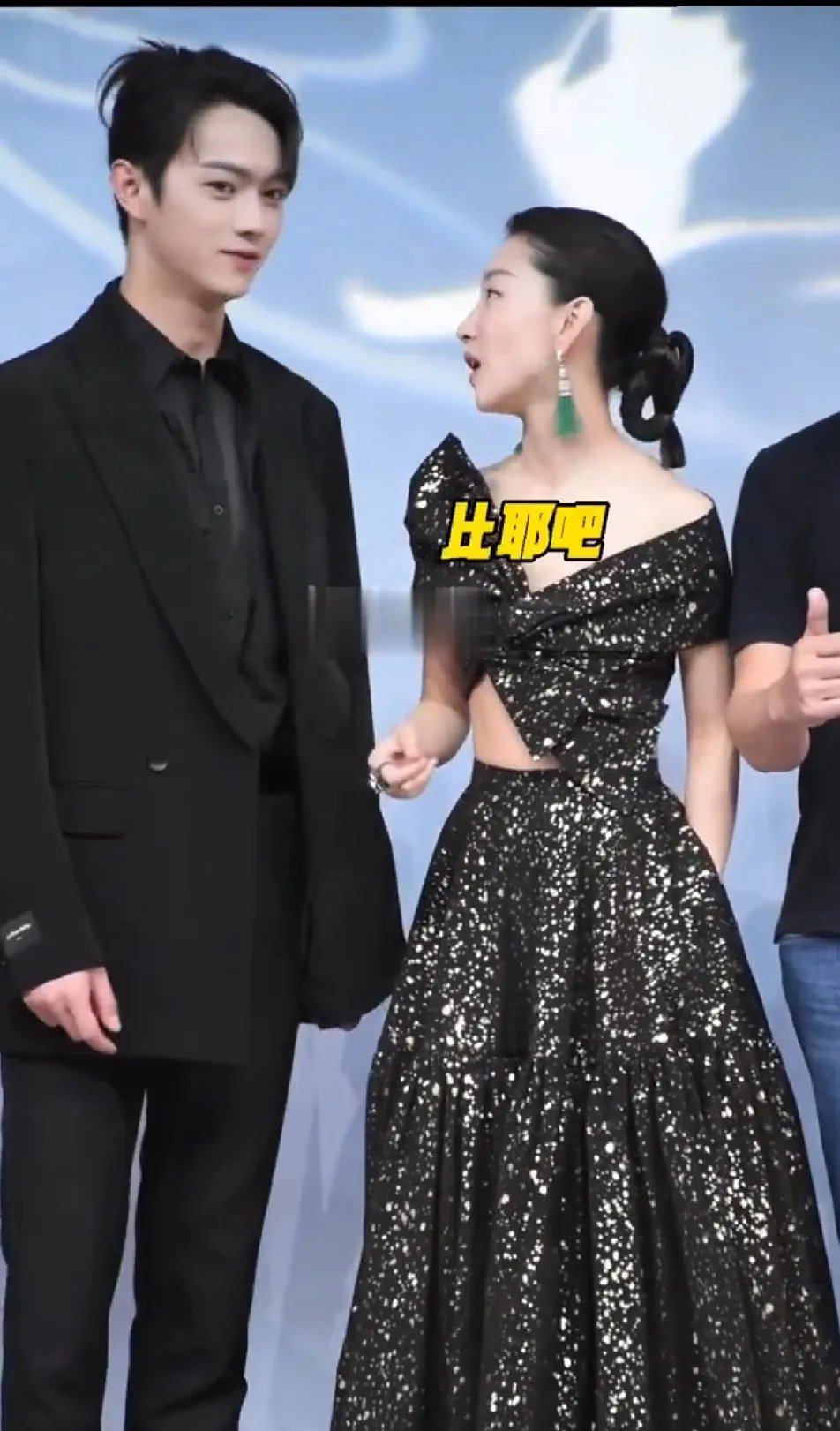 作为新人跟影后周冬雨一块儿宣传剧