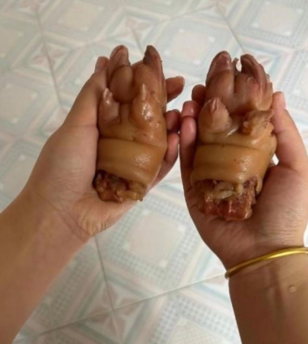 我最喜欢吃的一道菜就是红烧猪蹄,今天中午老公贴心