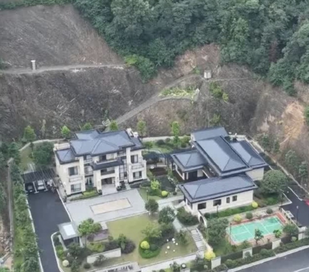 这是我们县城最有钱的大户人家,这个房子在当地盖的也是县城来说最好