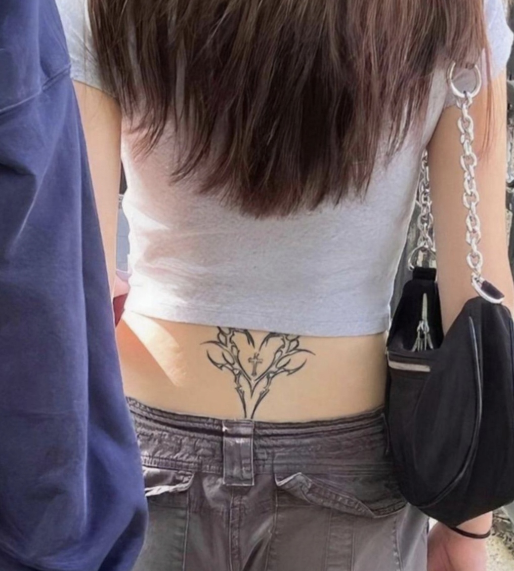 她的纹身仿佛诉说着故事,引人无限遐想