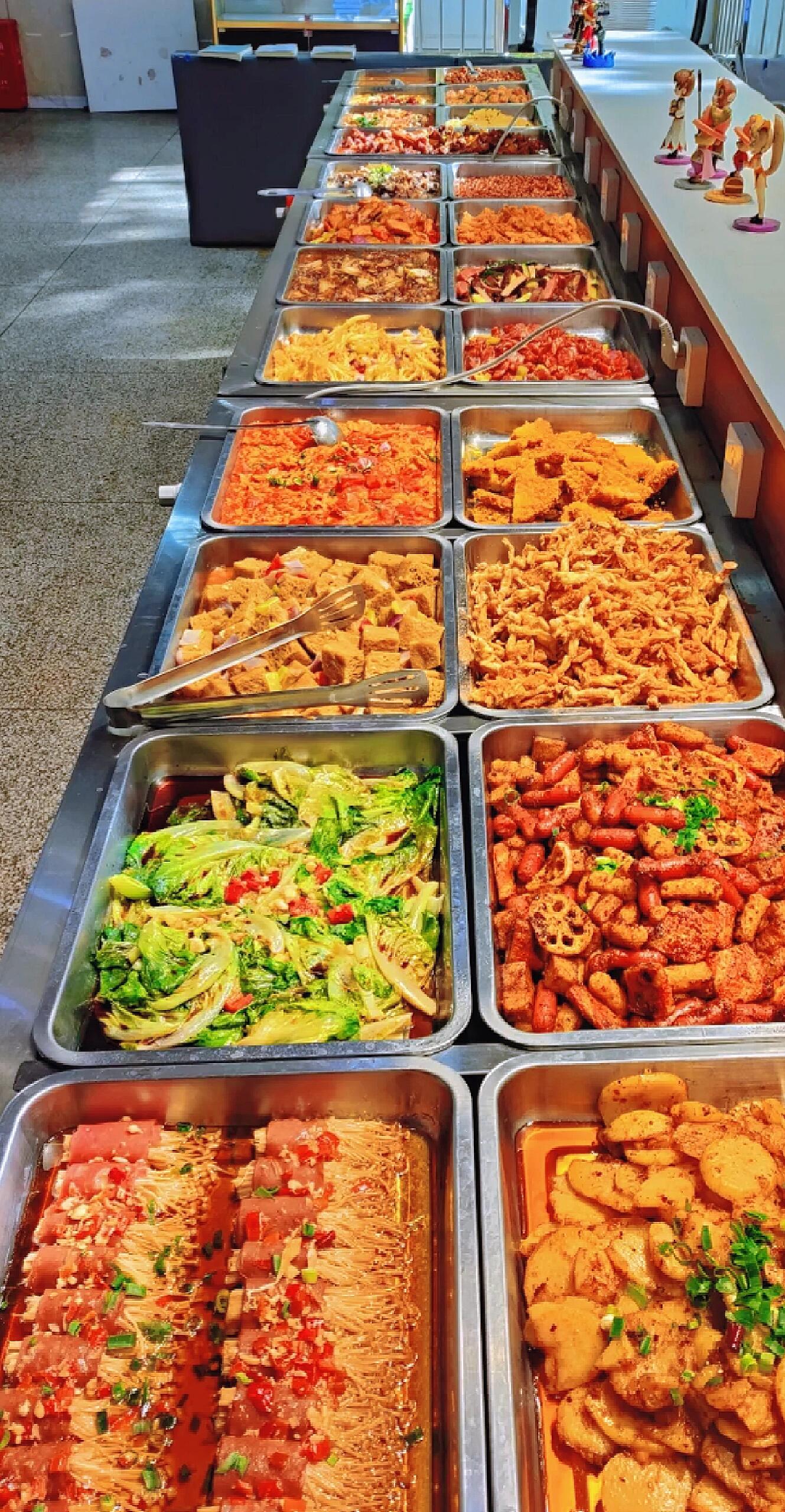 食堂自助餐,不用担心阿姨手抖的问题