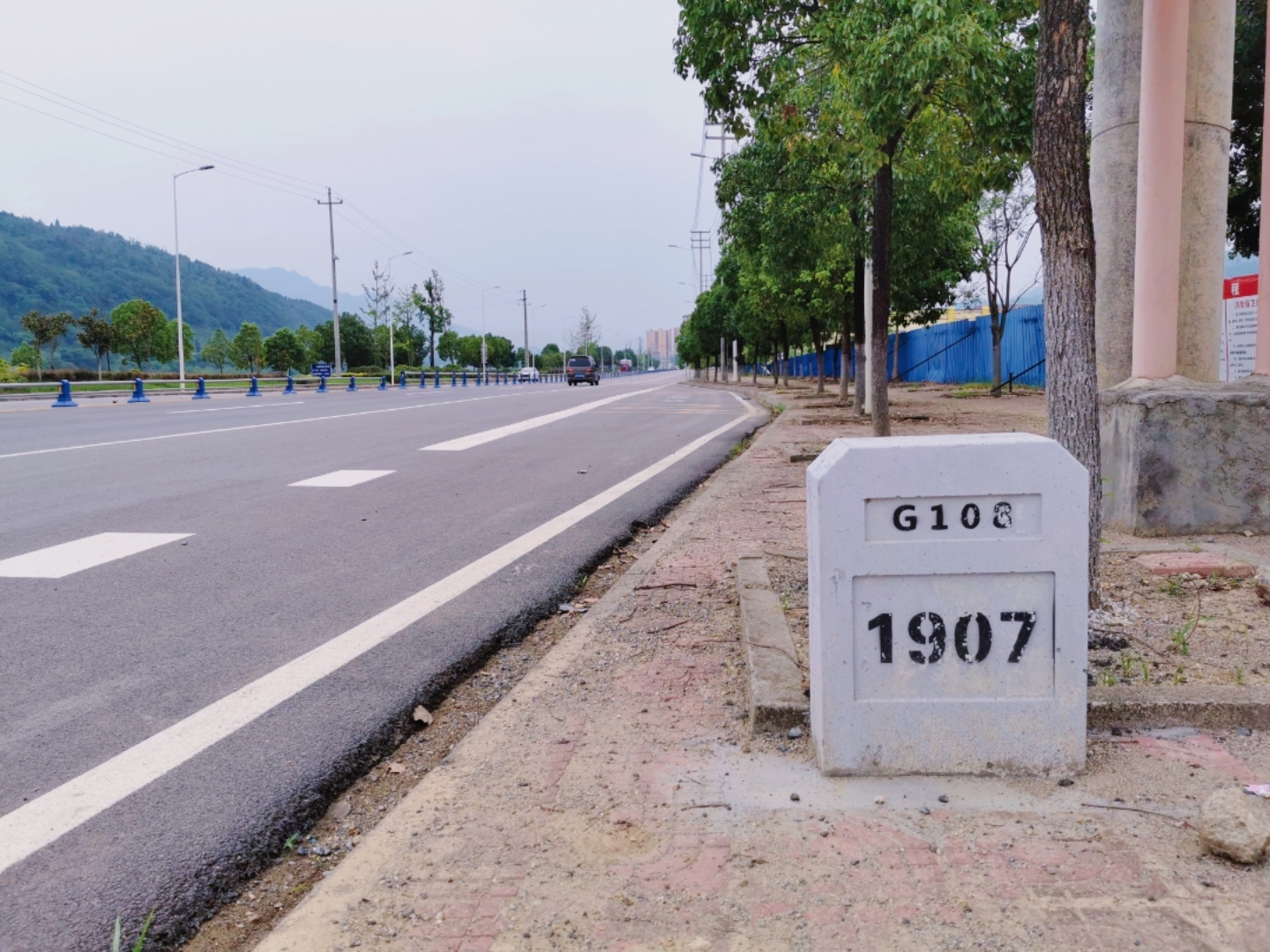 国道108k1907,四川广元段(利州区,数字被喷成黑色的国道公桩不多见