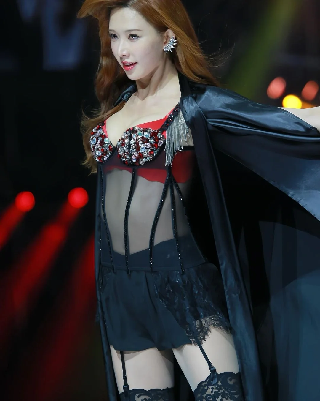 49岁的林志玲现身活动,她拥有高挑的身材,修长的双腿和纤细的腰围