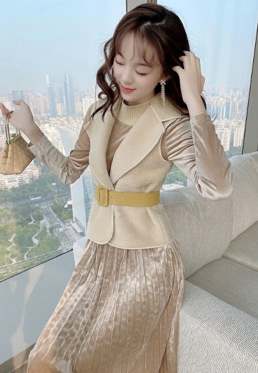 初秋时髦精穿搭志# 皮绒马甲搭配高领丝绒百褶连衣裙!