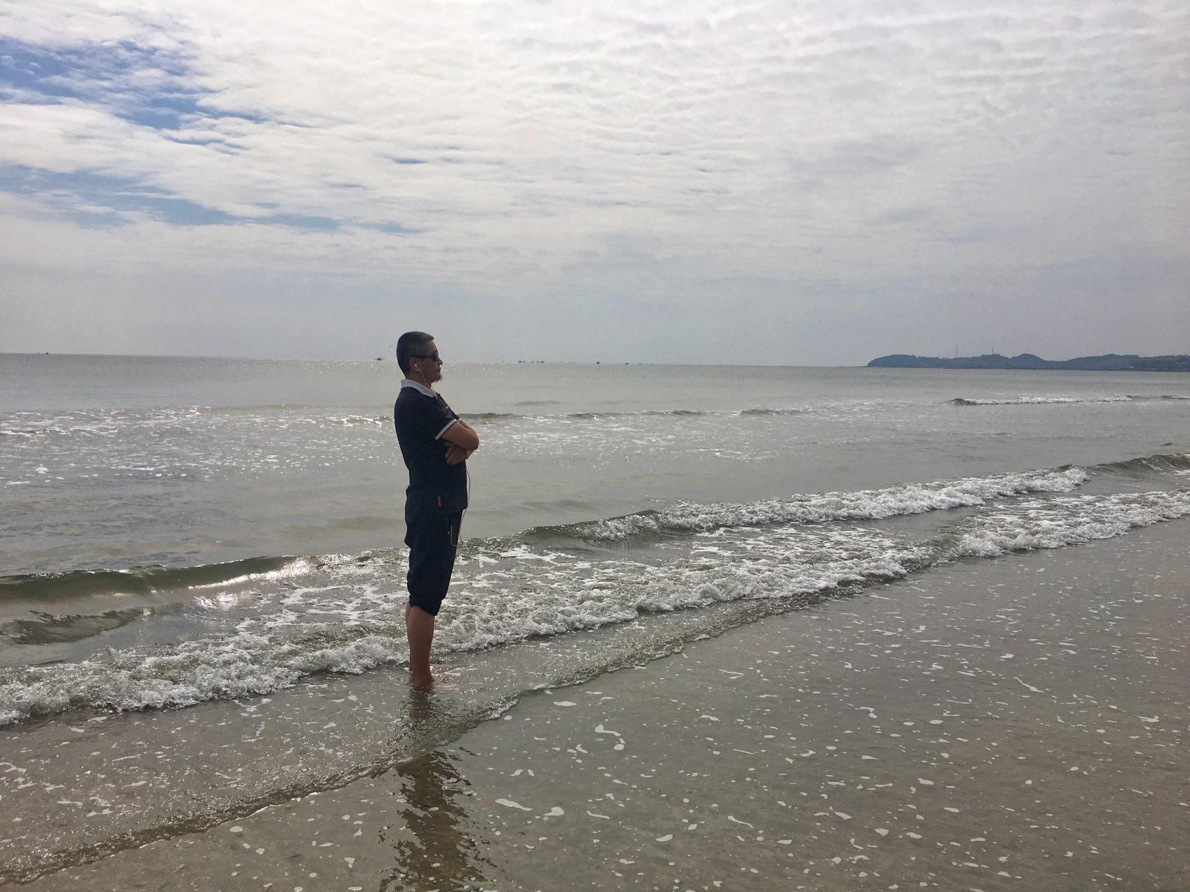 原创诗词#  七绝·高(新韵) 吴春生 比较方能定矮高, 无暇他顾任逍遥