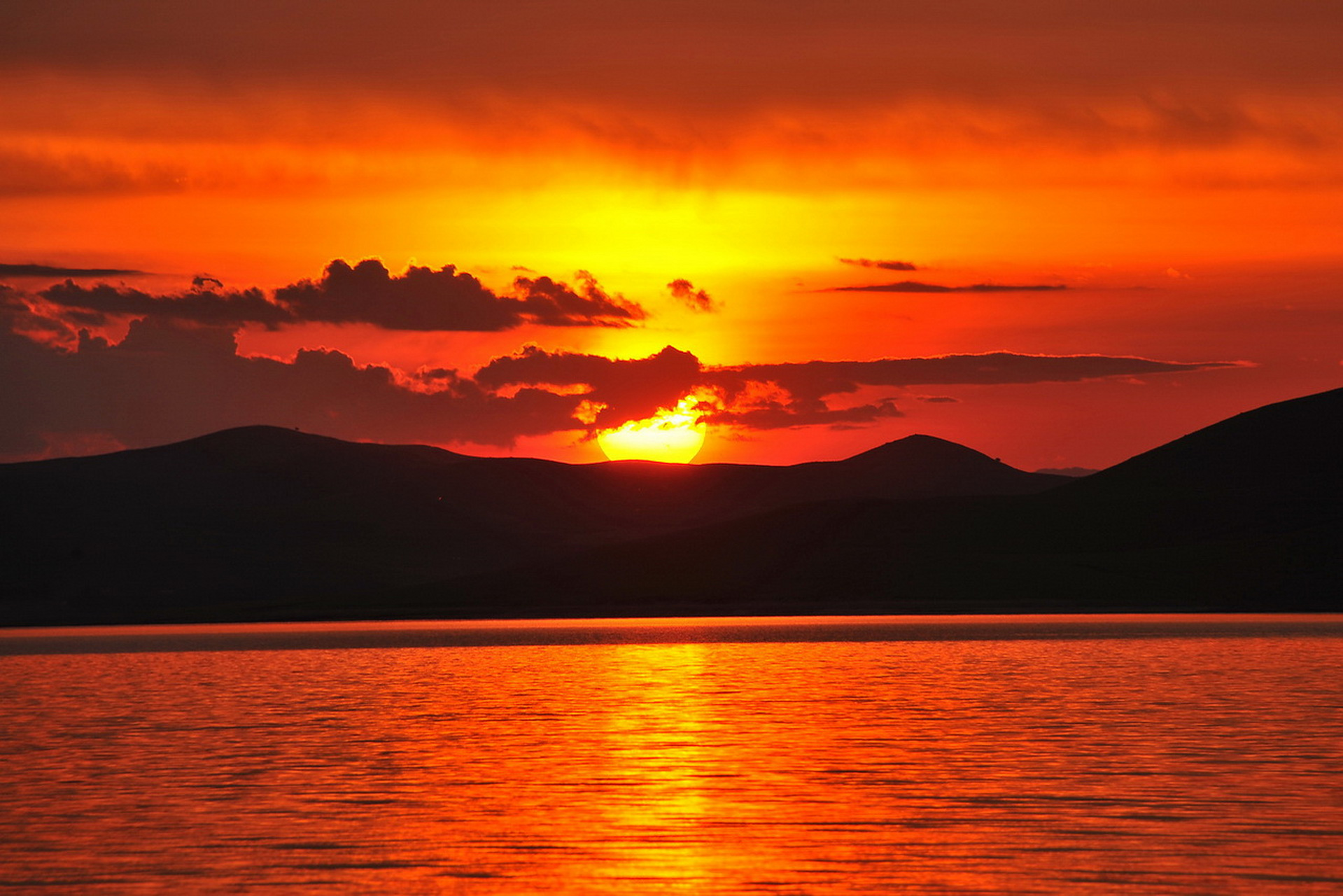 藏在诗里的话 七绝·夕阳红(新韵 吴春生 夕阳西下近西峦 万丈