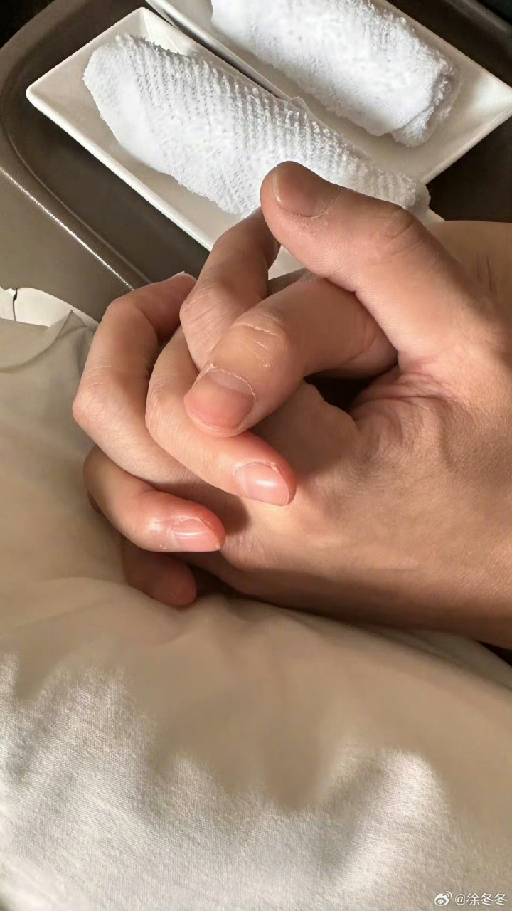 尹子维徐冬冬官宣复合# @徐冬冬 晒牵手照配文:"我们尝试再次走在一