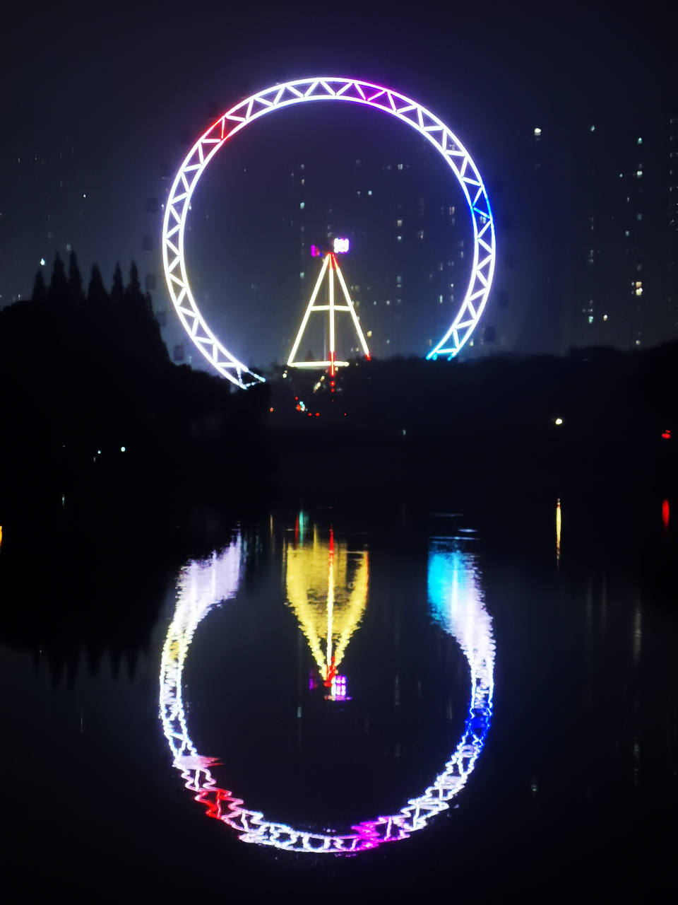 《摩天轮》 旋转着的星空, 在夜幕中闪烁, 此起彼伏,往复轮回 在高处