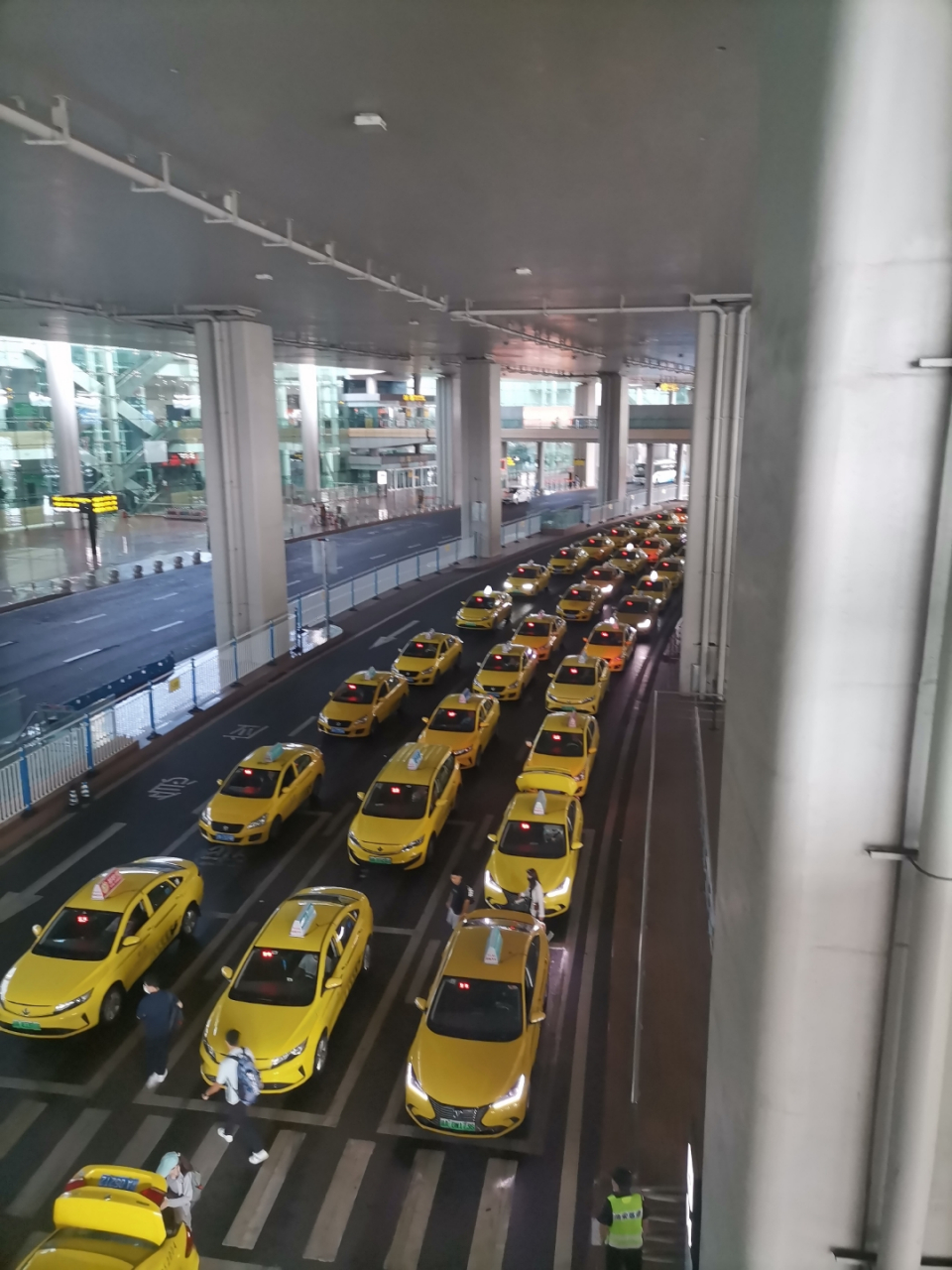 重庆江北国际大机场,到底够不够大,看这豪华出租车阵容就晓得了."好个