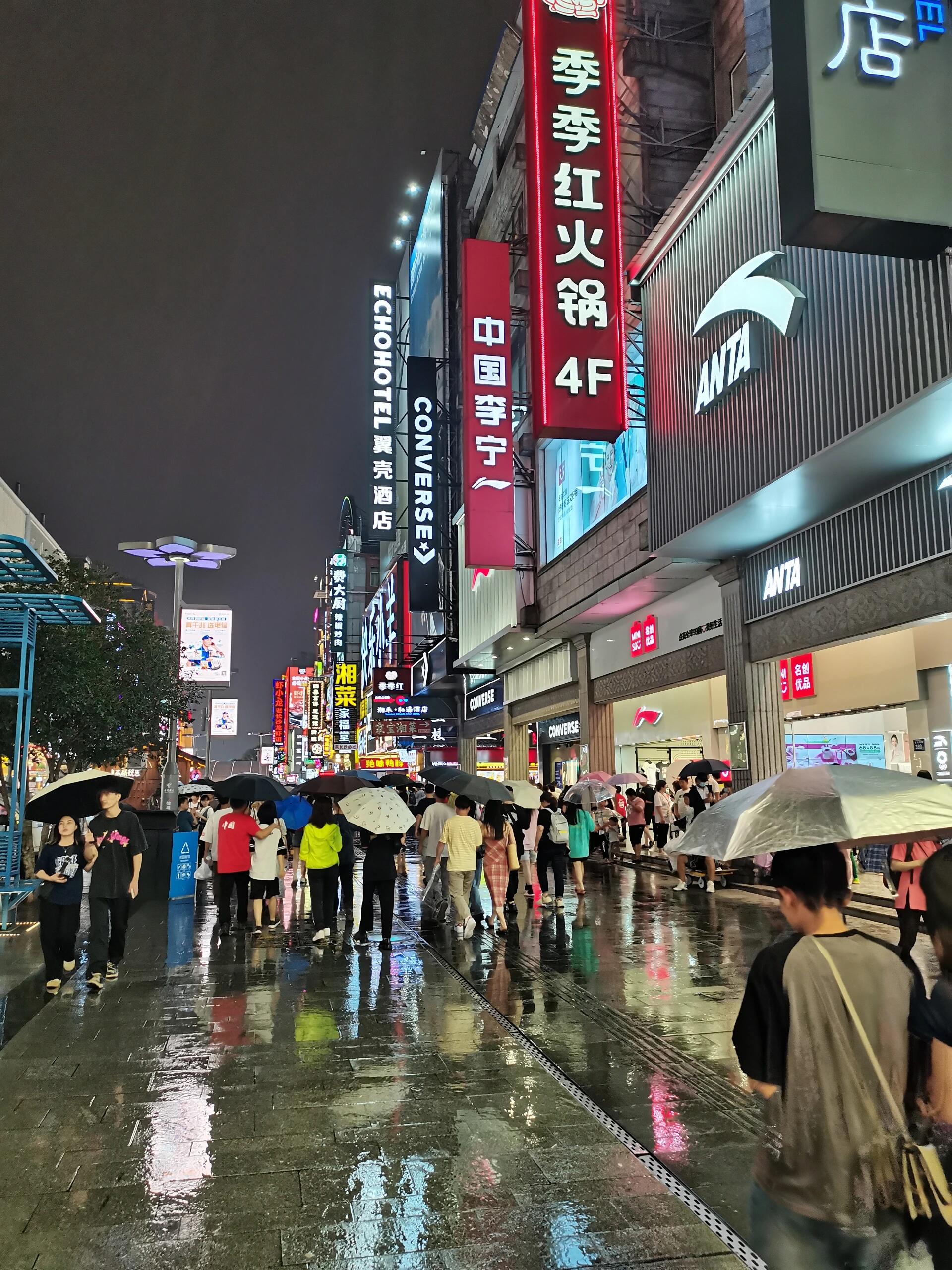 长沙街头夜景,高楼大厦灯光璀璨,车水马龙,好不热闹.#深夜