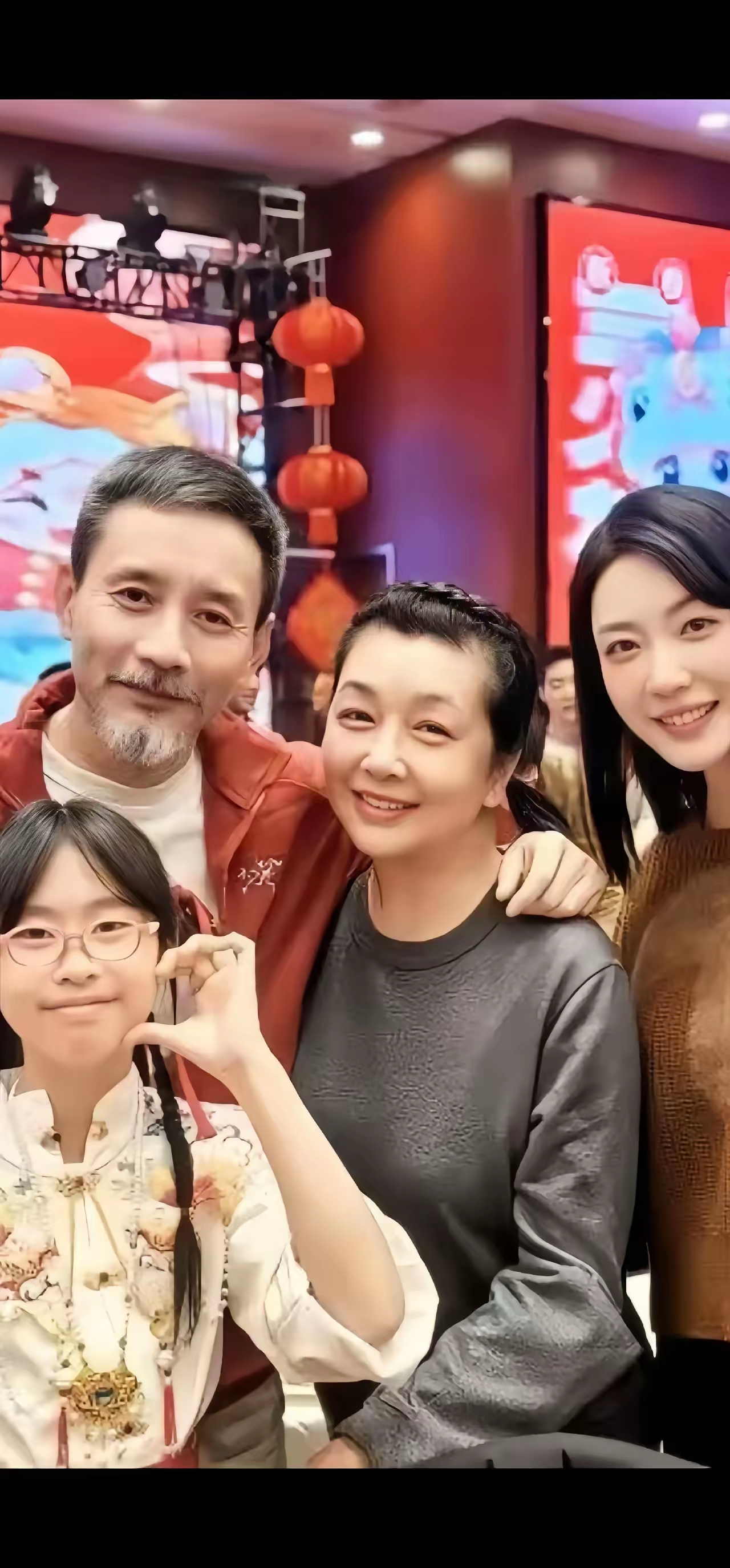江珊虽然这些年老了很多,但是五官依然很漂亮,尤其是这双迷人的眼睛