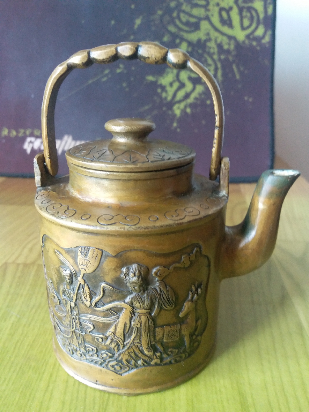 明朝晚期清朝初,王玉兰是一位了不起的制壶名将,其制作的铜器栩栩如生