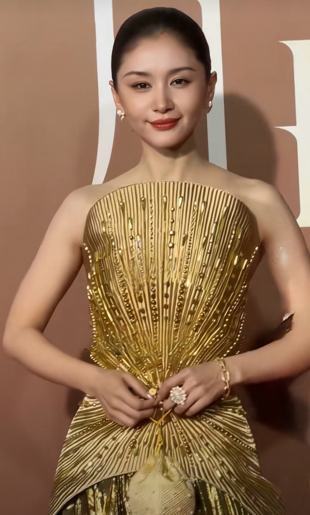 金色的衣饰 自信的神态 让子弹多飞一会儿 静看这