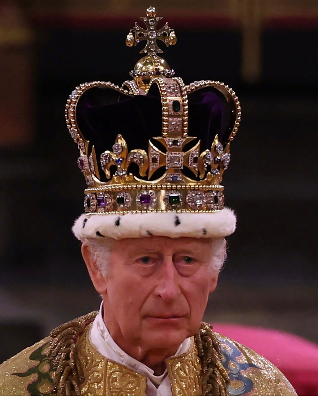戴上圣爱德华王冠,查尔斯三世正式加冕,英国坎特伯雷大主教将圣爱德华