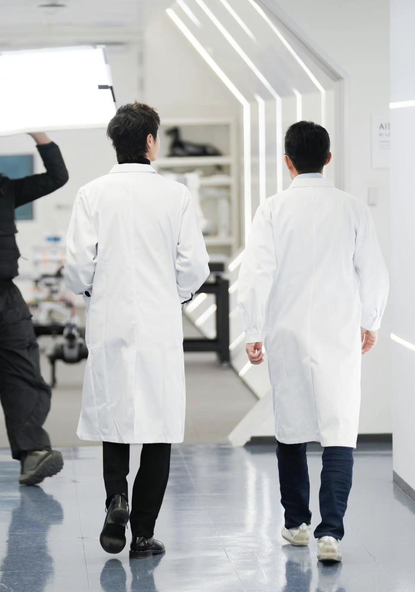 王一博,现身小米实验室.