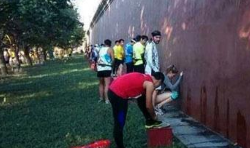 欧洲人的素质太低,公然在景区小便,女的也是