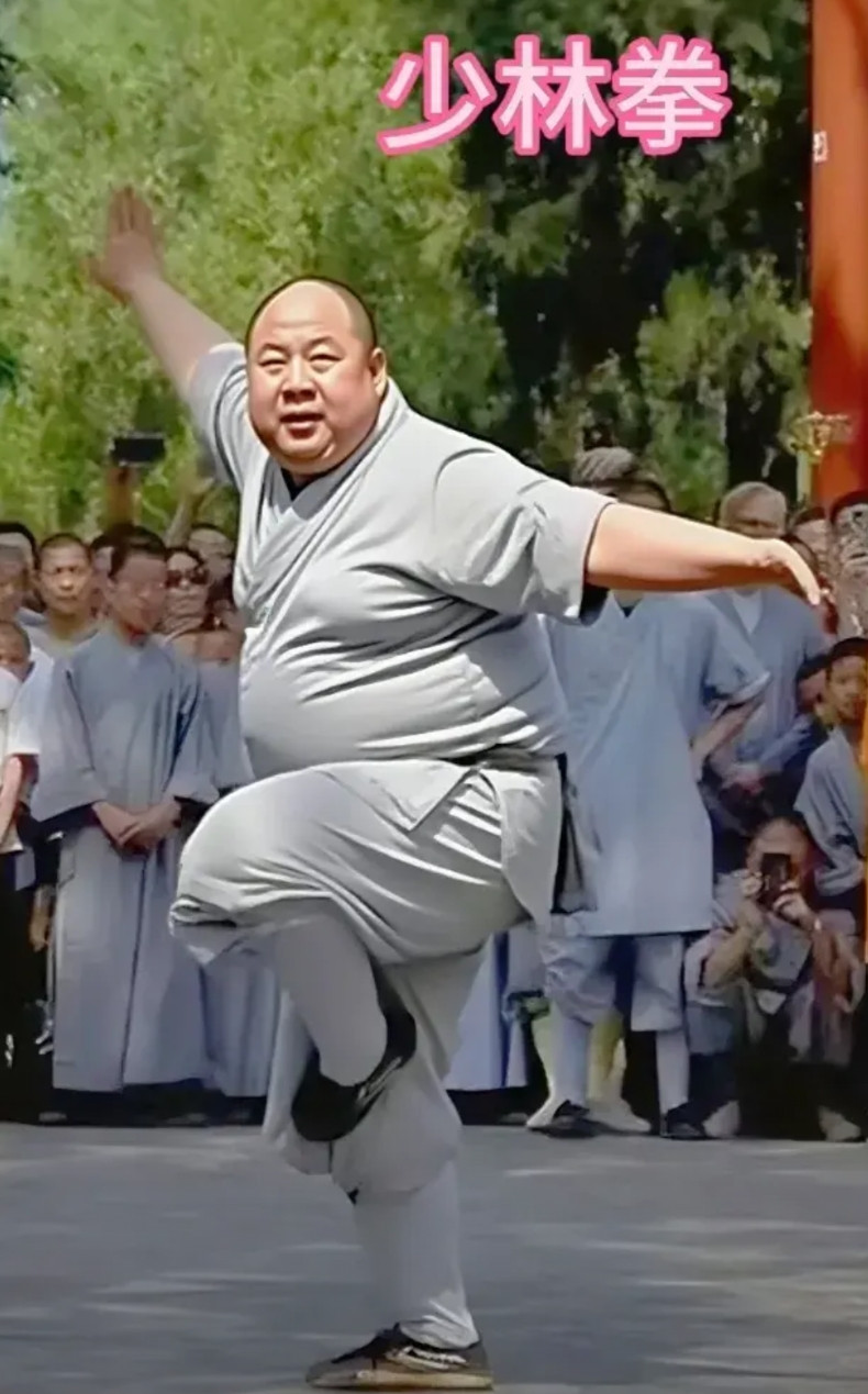 1981年18岁的李连杰出演电影《少林寺》主角觉远和尚,并