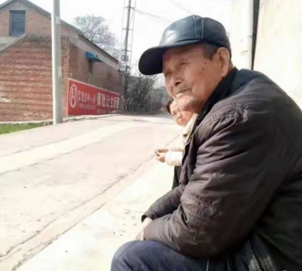 袁书辰,新密市苟堂镇石庙村袁坡村民组人