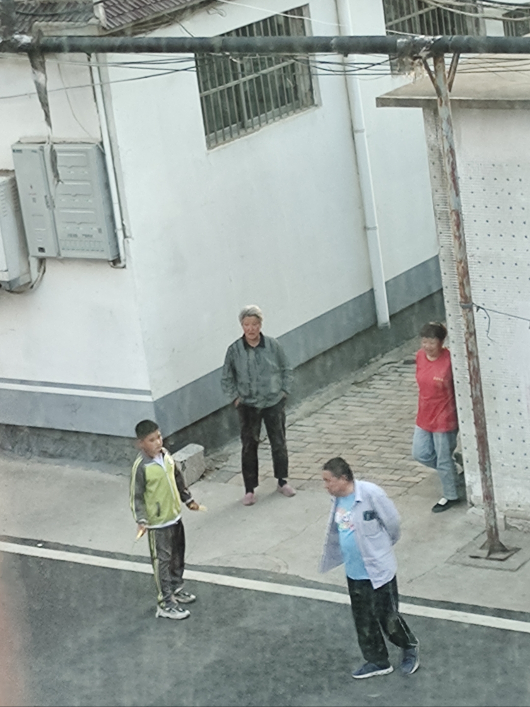 邻居们纷纷走出家门,在街巷间互动