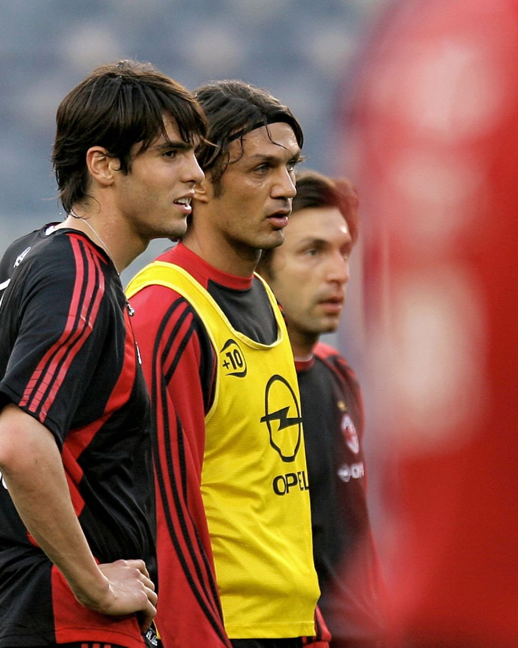 ac米兰当年前场卡卡,中场皮尔洛,后场马尔蒂尼这个阵容真是羡煞旁人呀