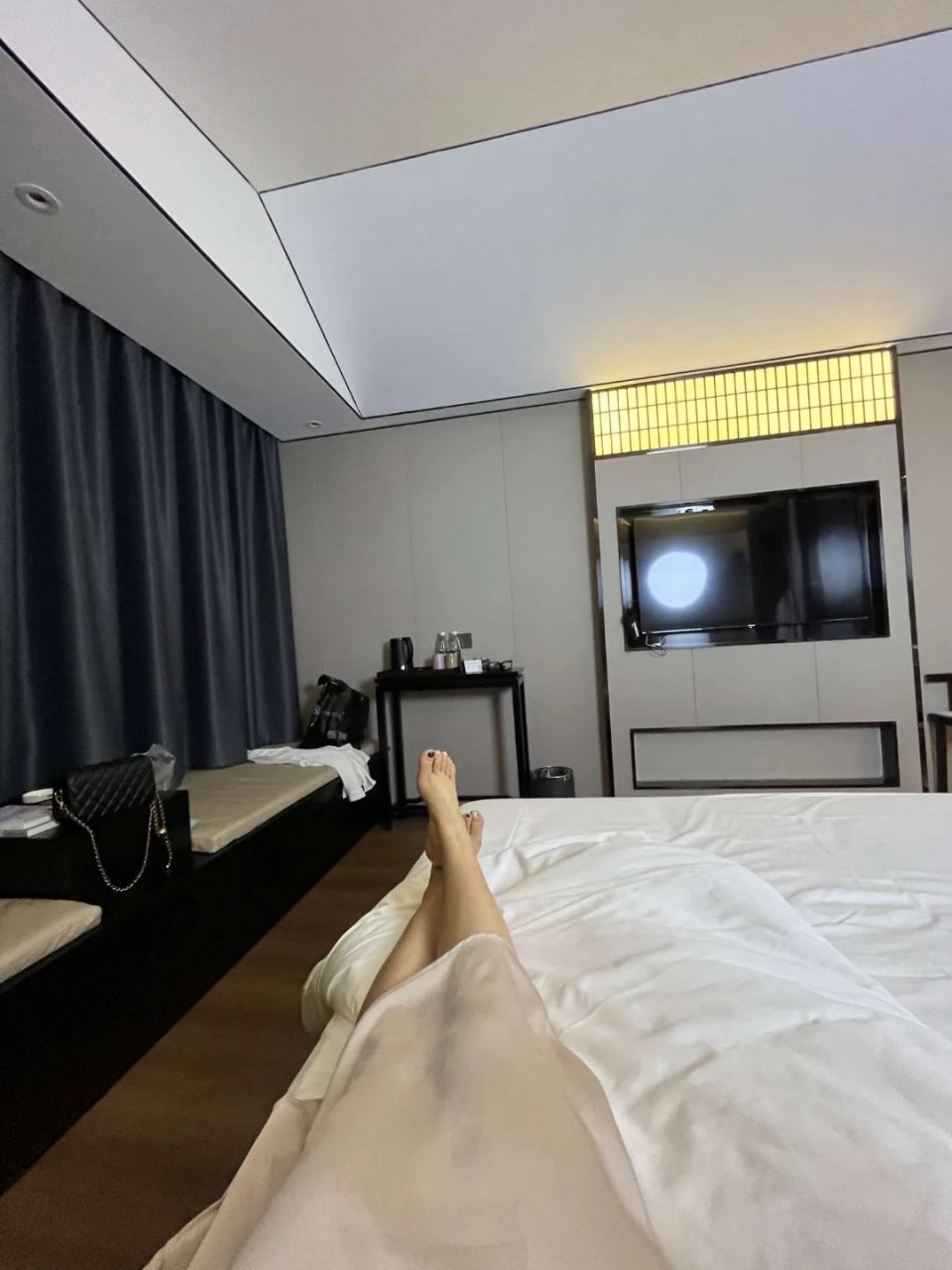 520只能一个人躺酒店吹空调了