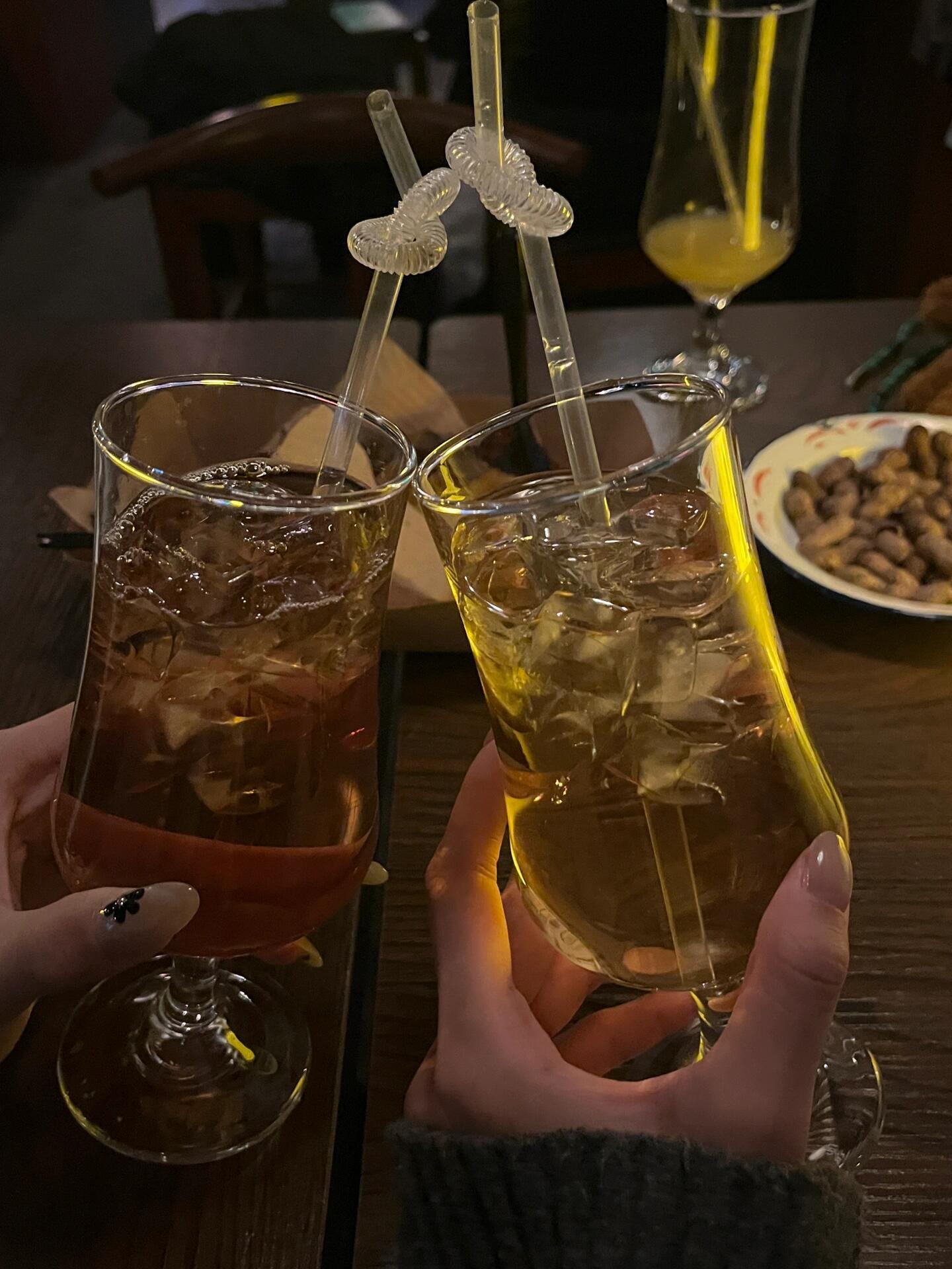 平安夜别吃苹果了,出来喝酒啊,寓意我们"尝尝酒酒