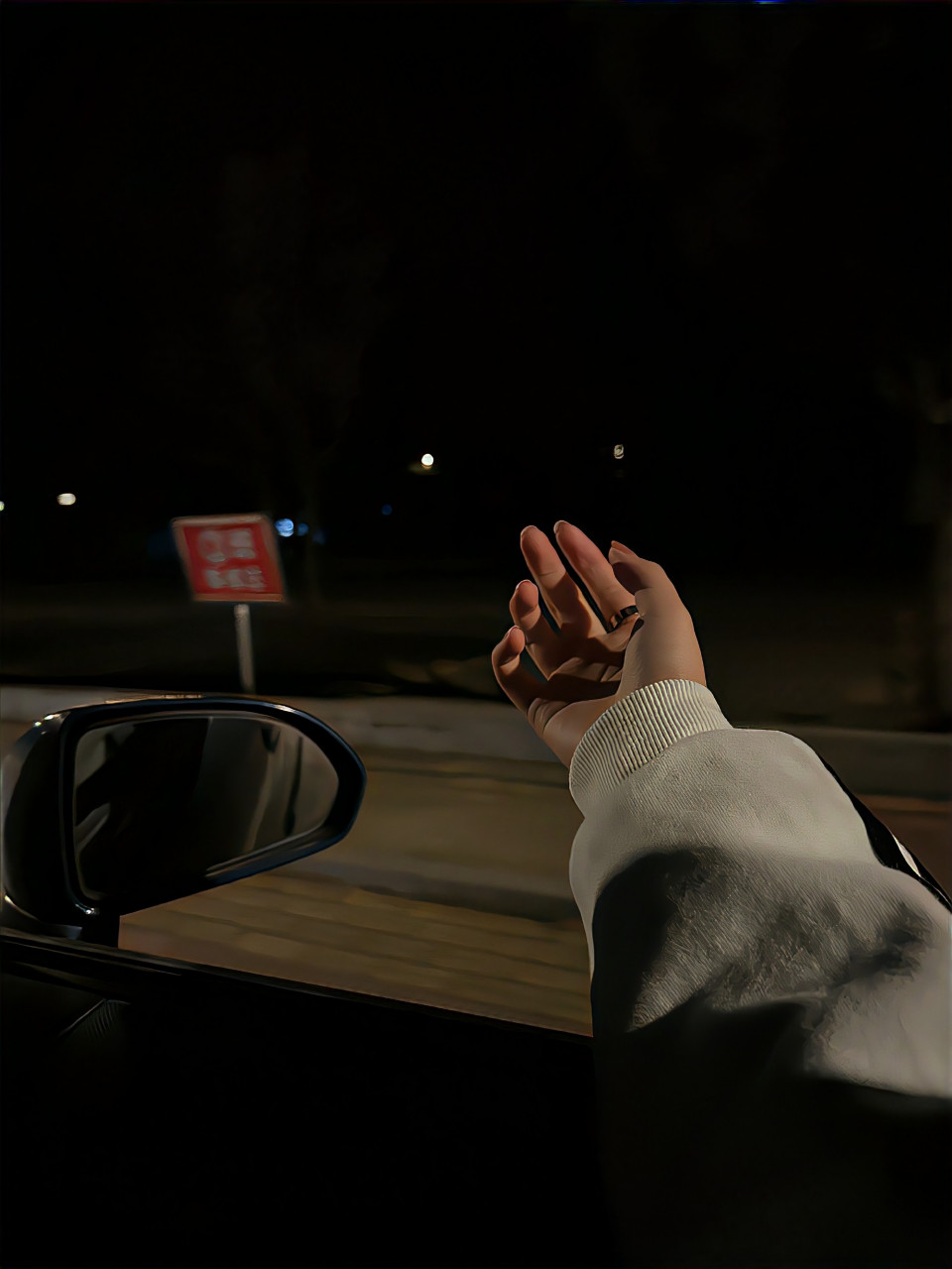 老婆以为男人爱小三,小三以为男人爱老婆,其实男人只爱自己,如果他爱