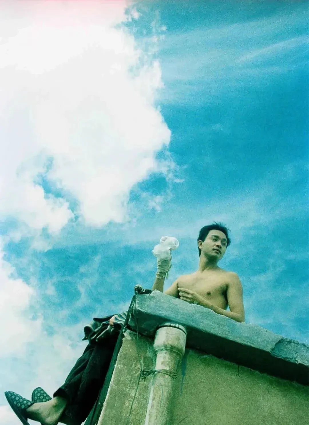 2003年4月1号,46岁的张国荣在酒店24楼窗边,打了3通电话后,跳楼走了