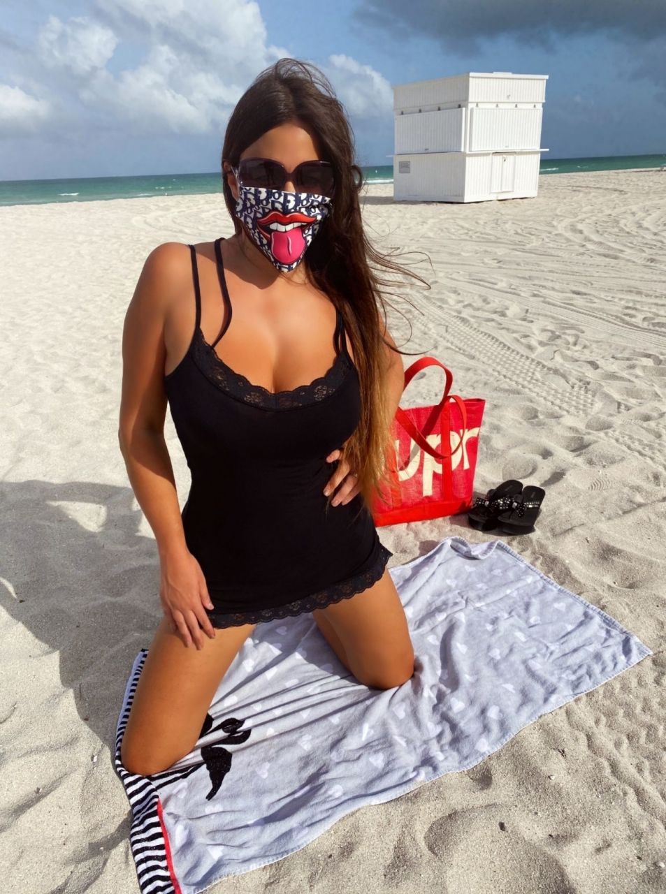 克劳迪娅·罗曼尼(claudia romani)身穿超短吊带连衣裙黑,现身于