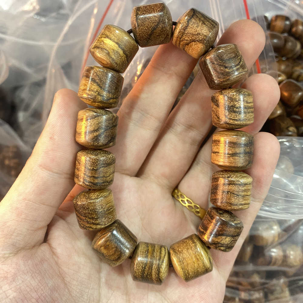 越南花奇楠沉香,1.5寸之韵,仿佛承载着千年的岁月与神秘.