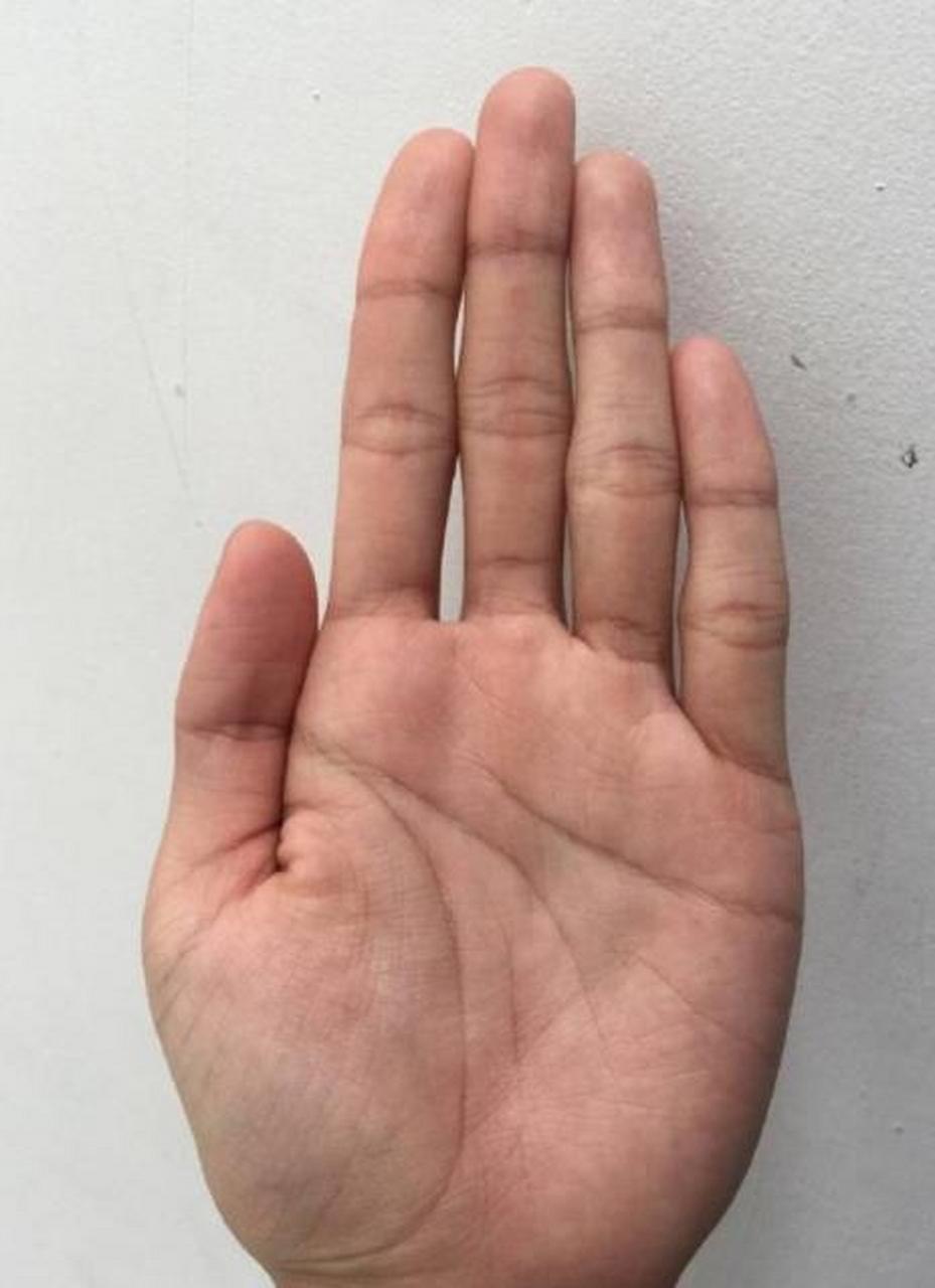 从手掌中看双手指缝皆漏的,是为漏财之相,生活中少做投资,创业等与
