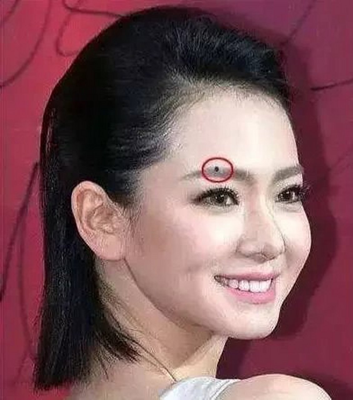 左眉上有痣更适合在男性身上,寓意事业可飞黄腾达,而如果是女性,右眉