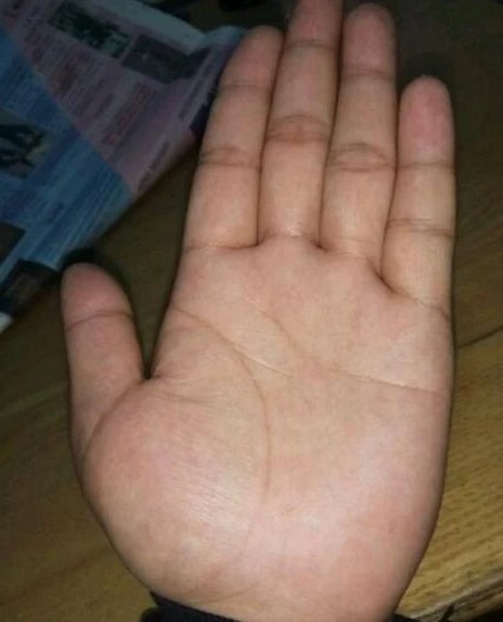 食指上带有"三约纹"  大多数人食指的上面会有一条横的纹理称为"指节