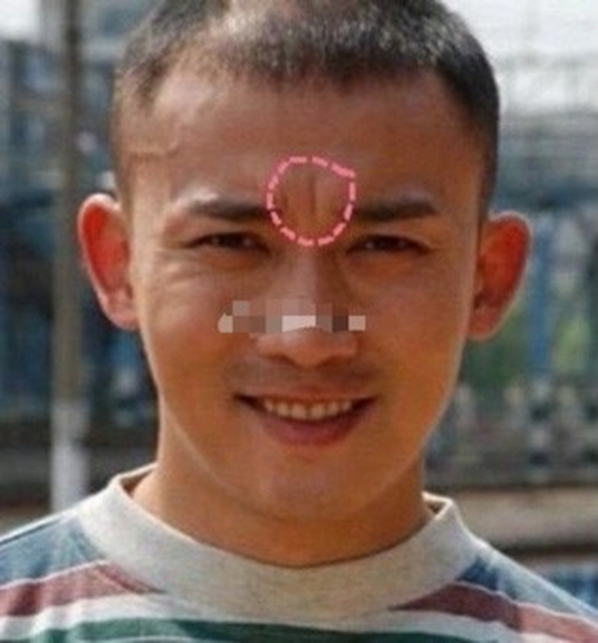 在额头中间的位置有一条明显的直纹,称为"悬针纹","印堂"在两眉之间