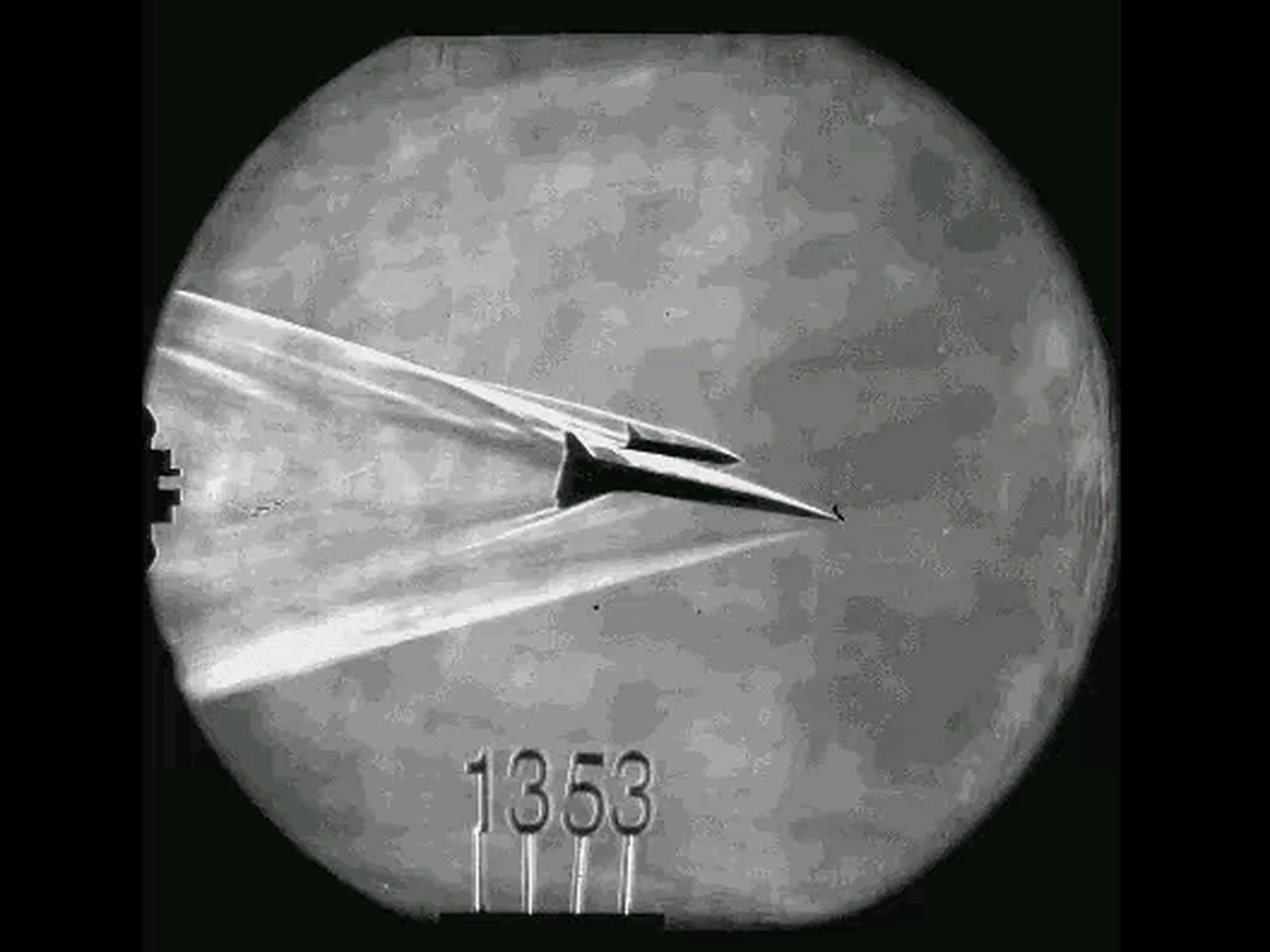 中:嗯,保守估计20年吧… 美:有先进的风洞系统也说明不了什么… 中