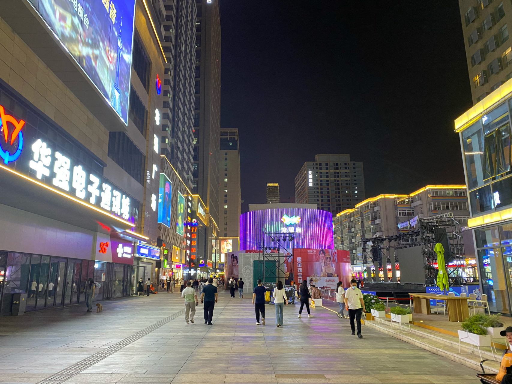 石家庄步行街,正是最适合晚上逛街的温度